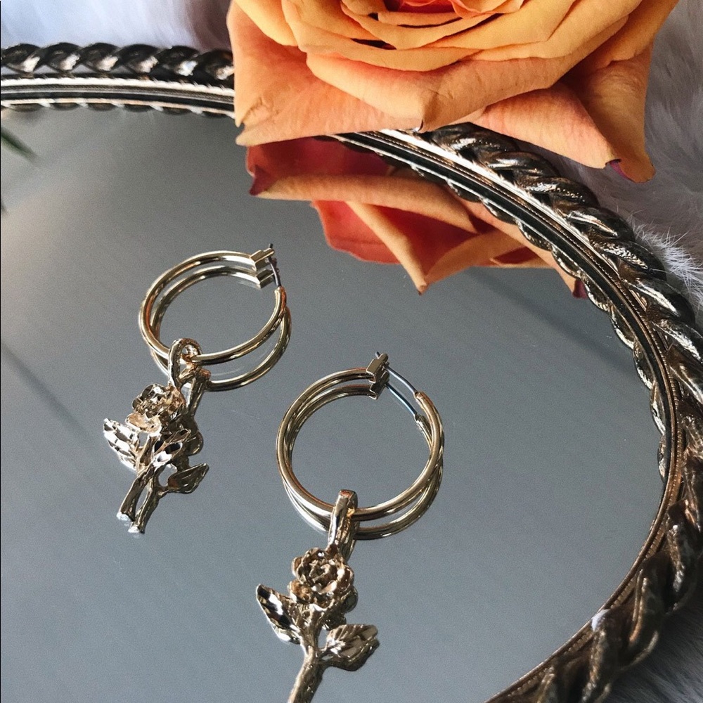 New Vanessa Mooney gold little rose hoops earrings - Picture 3 of 9